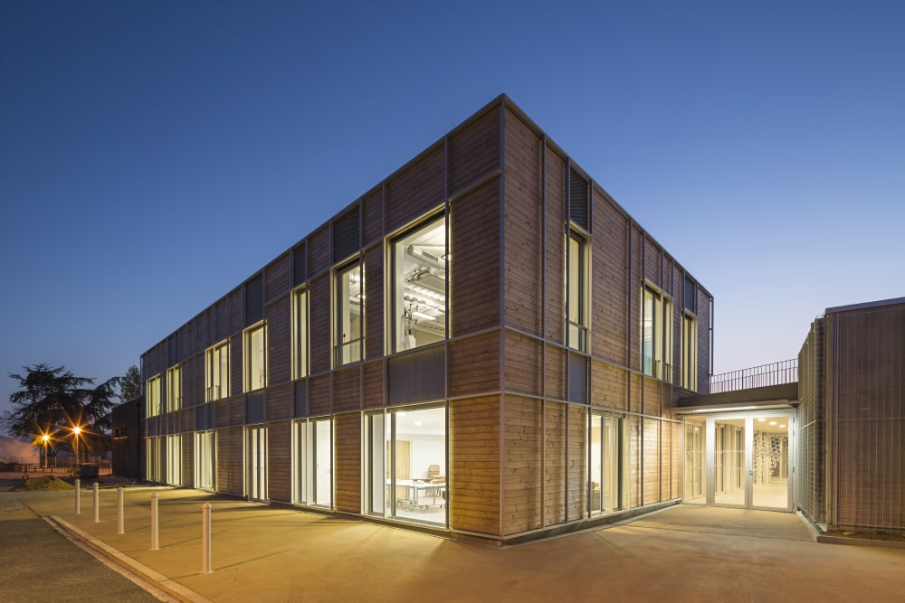 facade-vitree-vitrage-aluminium-chassis-fixe-sur-mesure-snalugo-cholet-france-realisations-fabricant-poseur-etudes-architecture-menuiserie-