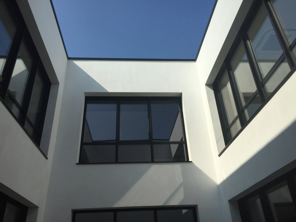 facade-vitree-vitrage-aluminium-chassis-fixe-sur-mesure-snalugo-cholet-france-realisations-fabricant-poseur-etudes-architecture-menuiserie-