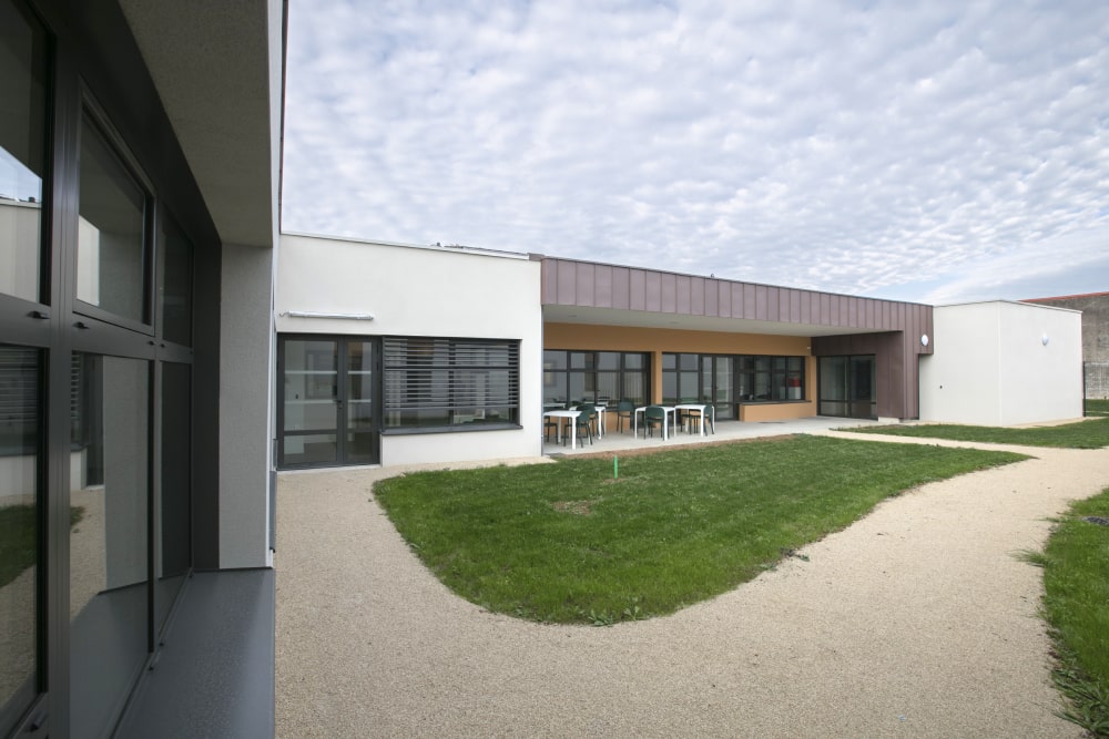 facade-vitree-vitrage-aluminium-chassis-fixe-sur-mesure-snalugo-cholet-france-realisations-fabricant-poseur-etudes-architecture-menuiserie-