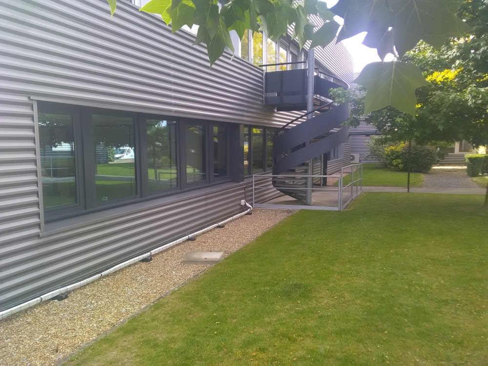 facade-vitree-vitrage-aluminium-chassis-fixe-sur-mesure-snalugo-cholet-france-realisations-fabricant-poseur-etudes-architecture-menuiserie-