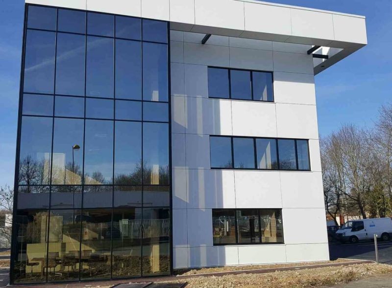 facade-vitree-vitrage-aluminium-chassis-fixe-sur-mesure-snalugo-cholet-france-realisations-fabricant-poseur-etudes-architecture-menuiserie-