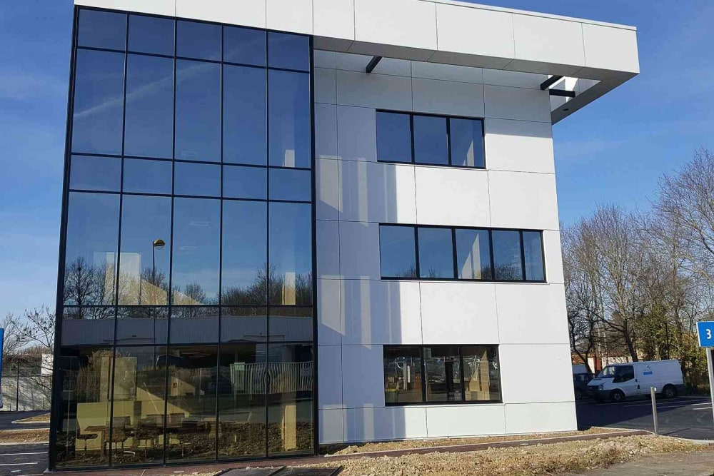 facade-vitree-vitrage-aluminium-chassis-fixe-sur-mesure-snalugo-cholet-france-realisations-fabricant-poseur-etudes-architecture-menuiserie-