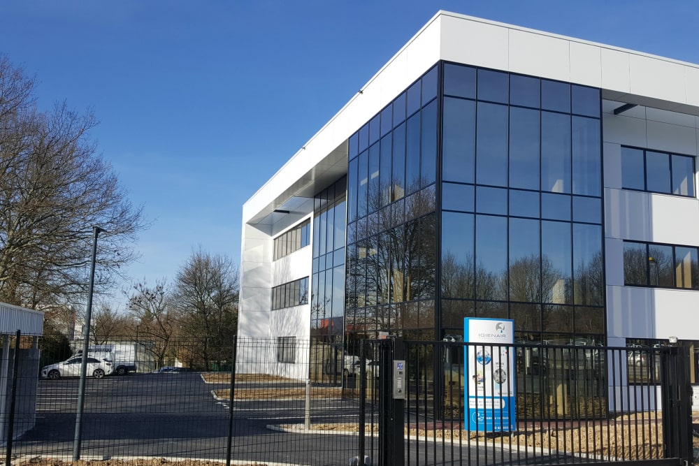 facade-vitree-vitrage-aluminium-chassis-fixe-sur-mesure-snalugo-cholet-france-realisations-fabricant-poseur-etudes-architecture-menuiserie-